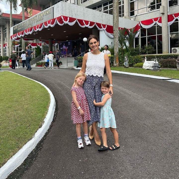 <p>Dalam acara di KBRI, Marissa dan keluarganya ini kompak mengenakan batik. Sang suami tampak mengenakan baju batik khas pria Indonesia. (Foto: Instagram @marissaln)</p>