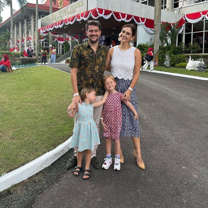 <p>Marissa kini lebih banyak menikmati momen dengan keluarganya di Singapura. Wanita 37 tahun ini kerap membagikan potret kebersamaannya dengan suami dan dua putrinya. (Foto: Instagram @marissaln)</p>