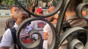 Rocky Gerung Diadang Massa Usai Diperiksa di Bareskrim Polri