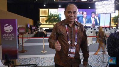 Menteri Komunikasi dan Informatika Budi Arie Setiadi meninjau Media Center KTT ke-43 ASEAN 2023 di Jakarta Convention Center, Jakarta, Rabu (6/9/2023). (CNBC Indonesia/Tri Susilo)