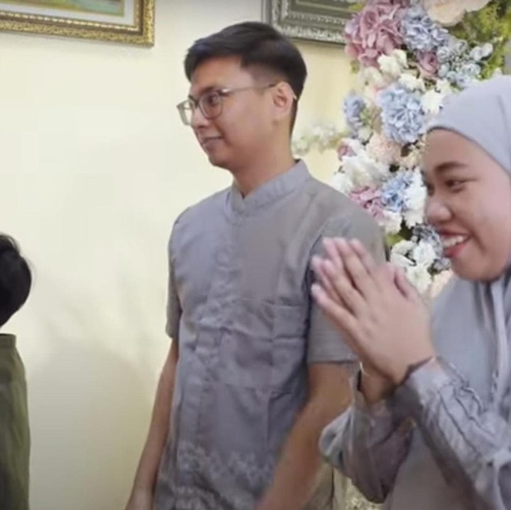 <p>Meski berstatus sebagai selebriti yang cukup dikenal masyarakat, Mumuk dan Eno tetap membaur bersama tamu-tamu yang hadir. Mumuk dan Eno pun tak segan menyalami para tamu satu per satu. (Foto: Youtube: Mumuk &amp; Eno)</p>