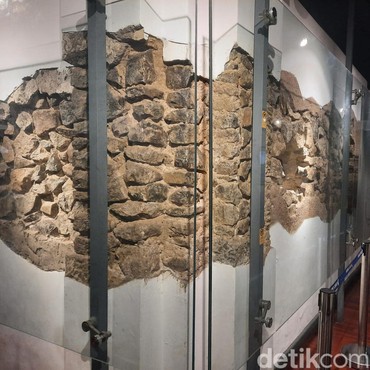 10 Situs Bersejarah Indonesia yang Wajib Masuk Bucket List