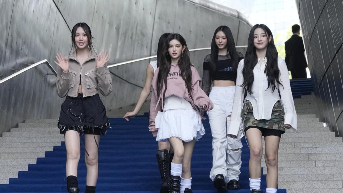 FOTO: Terpukau Gaya New Jeans di Seoul Fashion Week 2023