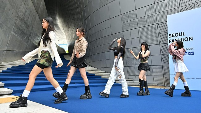FOTO: Terpukau Gaya New Jeans di Seoul Fashion Week 2023
