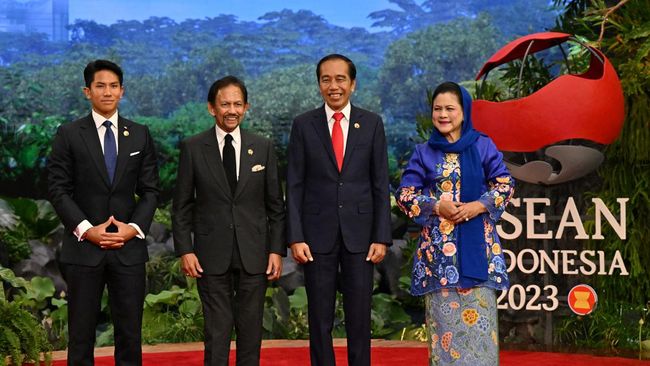 Jelang royal wedding di Brunei Darussalam, Pangeran Abdul Mateen Bolkiah mengunggah foto bersama calon istrinya, Anisha Rosnah. 