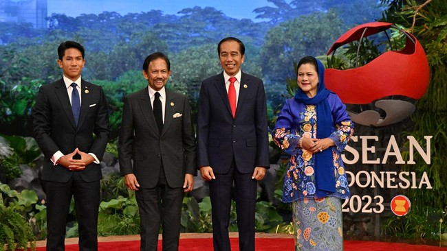 Pangeran Abdul Mateen, anak Sultan Brunei Darussalam, Hassanal Bolkiah, menjadi sorotan saat mendampingi sang ayah ke KTT ASEAN ke-43 di Jakarta, Selasa (5/9).