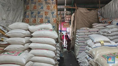 Penjualan beras di Pasar Induk Beras Cipinang sepi karena harga beras meledak. (CNBC Indonesia/Martyasari Rizky)