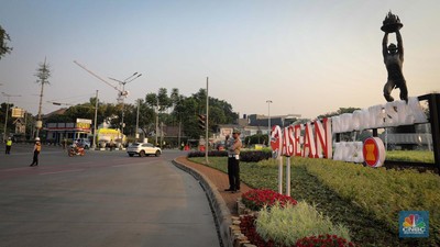 Petugas Kepolisian dan Dinas Perhubungan melakukan penutupan ruas jalan saat pemberlakuan rekayasa arus lalu lintas di kawasan Bundaran Senayan, Jakarta, Rabu (6/9/2023). (CNBC Indonesia/Faisal Rahman)