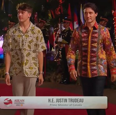 7 Gaya Justin Trudeau & Xavier Sang Putra Tampan Kompak Pakai Batik di KTT Asean