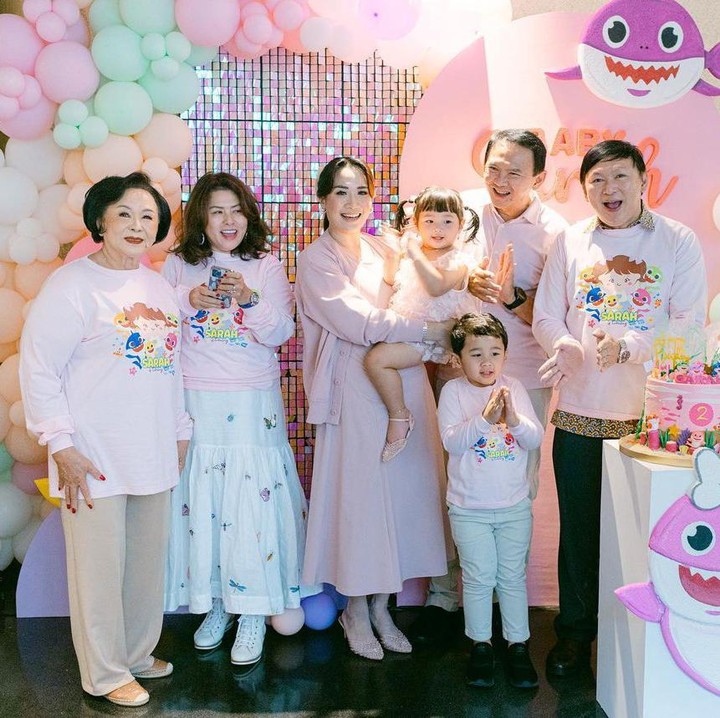 <p>Dekorasi pesta memperlihatkan karakter baby shark warna merah muda yang sangat menggemaskan. Sementara itu, seluruh keluarga mengenakan kaos yang dibuat khusus untuk ulang tahun Sarah. (Foto: Instagram: @btpnd)</p>