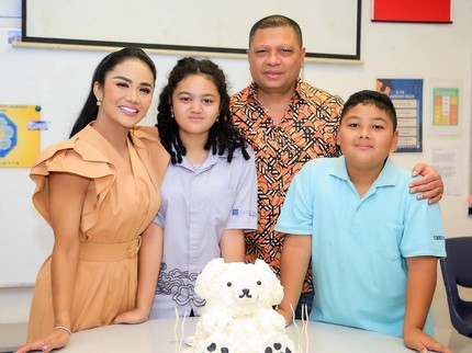 7 Momen Ultah ke-12 Amora Anak Krisdayanti, Tiup Lilin di Kelas Bareng Teman