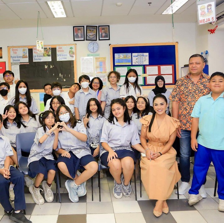 <p>"Genap 12 tahun anak kami Amora. Putaran tahun Shio Kelinci konon katanya senang mempunyai banyak teman dan memperluas pergaulan, pendiam dan selalu tepat janji, suka berhemat dan pandai mengatur pengeluaran, hati-hati dalam bertindak, senang bergosip atau cerewet. Kira-kira benar enggak ya karakter Amora sesuai Shio-nya?" tutur Krisdayanti. (Foto: Instagram: @krisdayantilemos)</p>