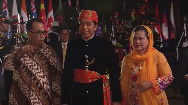 Presiden Jokowi menjamu makan malam pemimpin negara ASEAN dan mitra di Hutan Kota GBK, Senayan, Jakarta, pada Rabu (6/9). Menteri hingga eks presiden ikut hadir