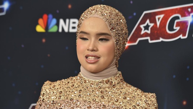 Simon Cowell kembali ke atas panggung dan peluk Putri Ariani. Kali ini, itu terjadi usai Putri pukau penonton final America's Got Talent 2023. 