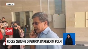 VIDEO: Sambil Telfon, Rocky Gerung Penuhi Panggilan Bareskrim