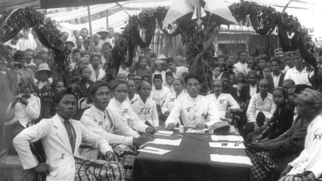 Sarekat Islam atau SI adalah organisasi di tahun 1900-an yang mulanya bergerak di bidang ekonomi. Simak latar belakang, tokoh, dan perkembangan SI masa ke masa.