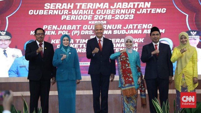 Ganjar menggoda Pj Gubernur Jateng Nana Sudjana soal 'penghuni' Lawang Sewu dan 'Noni Belanda' di Puri Gedeh.