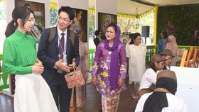 FOTO: Iriana Jokowi Ajak Ibu Negara ASEAN hingga Korsel Main ke TMII