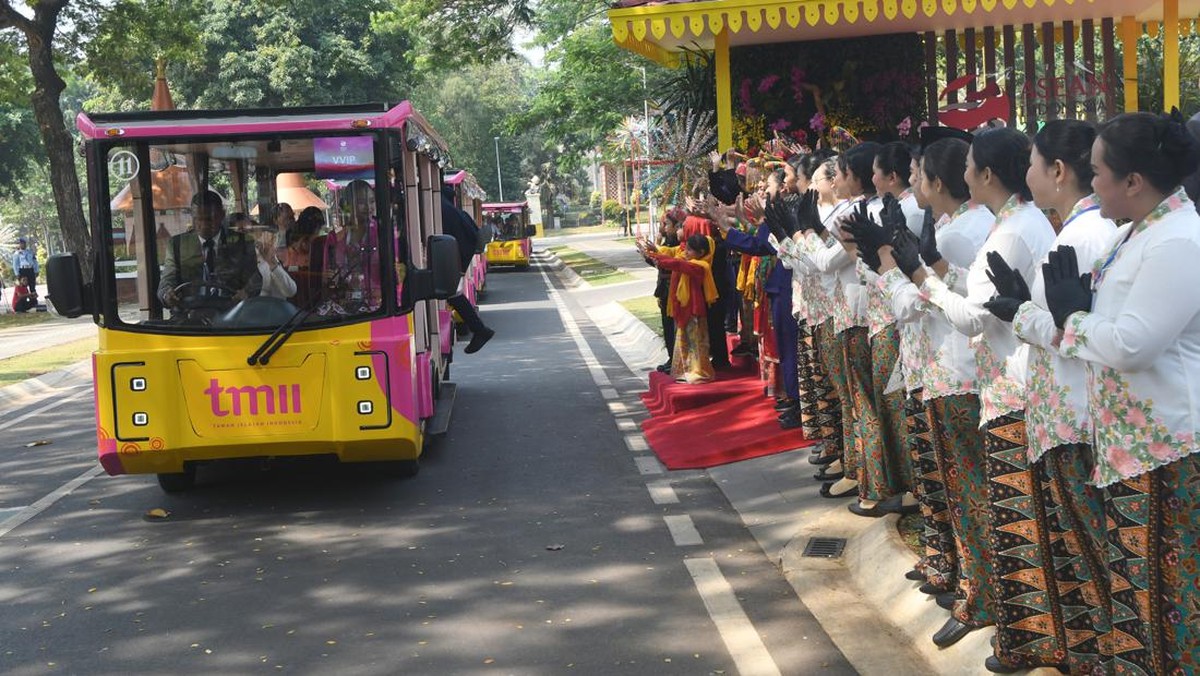 FOTO: Iriana Jokowi Ajak Ibu Negara ASEAN hingga Korsel Main ke TMII