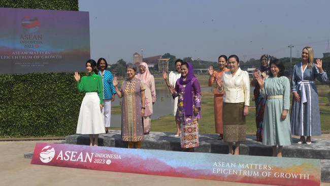 FOTO: Iriana Jokowi Ajak Ibu Negara ASEAN hingga Korsel Main ke TMII