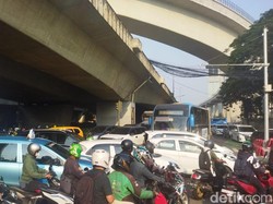 Rasuna Said Arah Mampang Prapatan Ditutup, Kolong Flyover Kuningan Macet