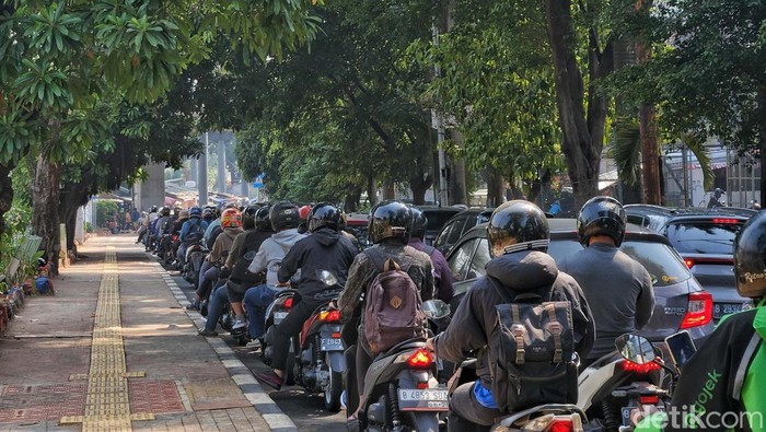 Kemacetan para juga terjadi di kawasan Simprug hingga Palmerah dan Patal Senayan, Jakarta. Kemacetan ini akibat pengalihan arus lalu lintas KTT ASEAN 2023.