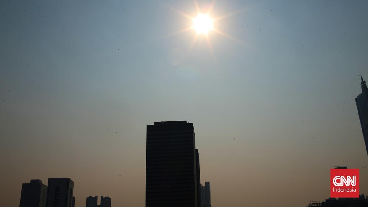 FOTO: 'Hujan' Matahari di Tengah Jakarta
