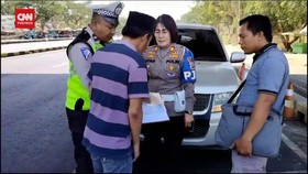 VIDEO: Tak Terima Ditilang, Pengemudi Ngomel Dan Cakar Tangan Polisi