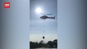 VIDEO: Momen Helikopter Ambil Air Kolam Renang Untuk Water Bombing