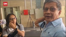 VIDEO: Joget Rocky Gerung Saat Tiba di Bareskrim