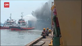 VIDEO: Detik-detik Kebakaran KMP Mutiara Berkah di Dermaga Cilegon