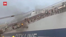 VIDEO: Momen Penumpang KMP Mutiara Berkah Dievakuasi dengan Crane
