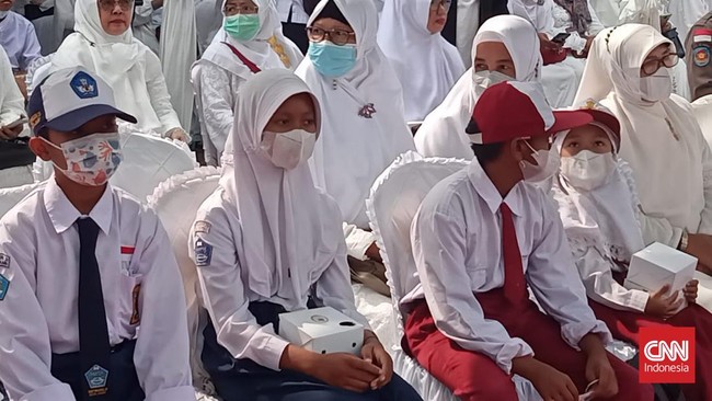 Anak sekolah di Jambi diwajibkan memakai masker setelah kabut asap menyelimuti Kota Jambi. Warga juga mulai diminta untuk hemat air.