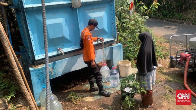 Sebanyak 27 kecamatan di Kabupaten Bogor terdampak kekeringan. Warga mencari air yang masih tersisa di sumur yang makin mengering.