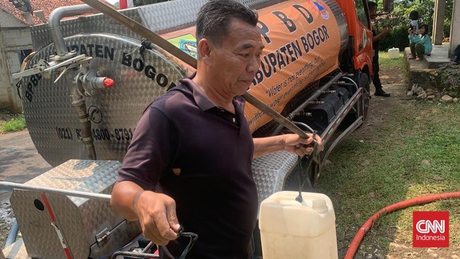 Sebanyak 27 kecamatan di Kabupaten Bogor terdampak kekeringan. Warga mencari air yang masih tersisa di sumur yang makin mengering.