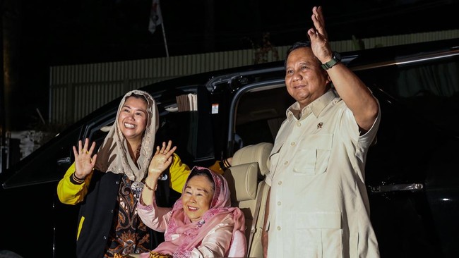 Istri Gus Dur Sinta Nuriyah menyusul kedatangan putrinya, Yenny Wahid ke kediaman Prabowo Subianto.
