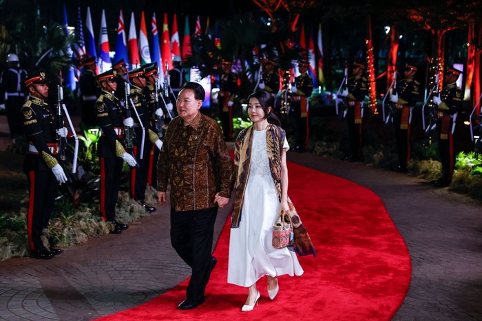 South Korea's President Yoon Suk-yeol (L) and First Lady Kim Keon Hee arrive for the gala dinner during the 43rd ASEAN Summit in Jakarta on September 6, 2023. (Photo by Mast IRHAM / POOL / AFP) (Photo by MAST IRHAM/POOL/AFP via Getty Images)