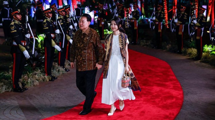 South Korea's President Yoon Suk-yeol (L) and First Lady Kim Keon Hee arrive for the gala dinner during the 43rd ASEAN Summit in Jakarta on September 6, 2023. (Photo by Mast IRHAM / POOL / AFP) (Photo by MAST IRHAM/POOL/AFP via Getty Images)