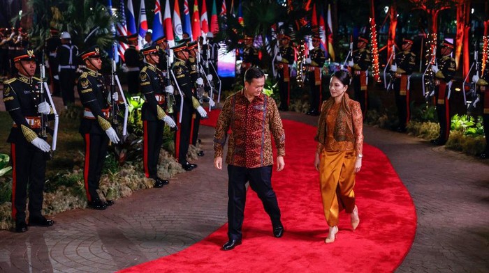 Cambodia's Prime Minister Hun Manet (L) and his wife Pich Chanmony arrive for the gala dinner of the 43rd ASEAN Summit in Jakarta on September 6, 2023. (Photo by Mast IRHAM / POOL / AFP) (Photo by MAST IRHAM/POOL/AFP via Getty Images)