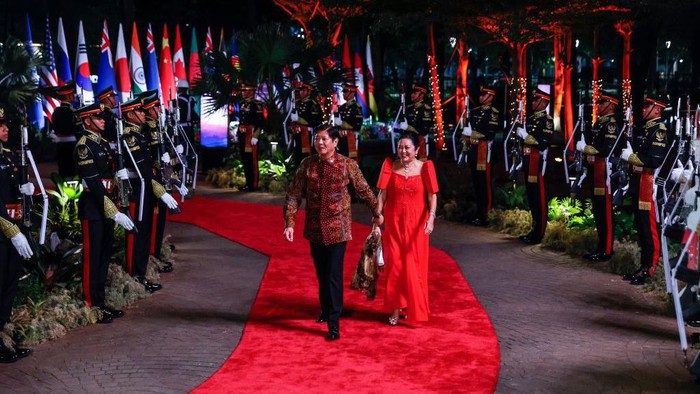Philippine's President Ferdinand Marcos Jr. (L) and First Lady Louise Araneta Marcos arrive for the gala dinner of the 43rd ASEAN Summit in Jakarta on September 6, 2023. (Photo by Mast IRHAM / POOL / AFP) (Photo by MAST IRHAM/POOL/AFP via Getty Images)