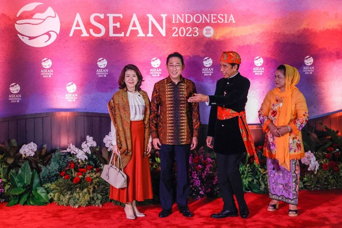 Japan's Prime Minster Fumio Kishida (C) and his wife Yuko Kishida (L) are welcomed by Indonesia's President Joko Widodo (2ndR) and First Lady Iriana Widodo (R) for the gala dinner of the 43rd ASEAN Summit in Jakarta on September 6, 2023. (Photo by Mast IRHAM / POOL / AFP) (Photo by MAST IRHAM/POOL/AFP via Getty Images)