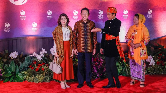 Japan's Prime Minster Fumio Kishida (C) and his wife Yuko Kishida (L) are welcomed by Indonesia's President Joko Widodo (2ndR) and First Lady Iriana Widodo (R) for the gala dinner of the 43rd ASEAN Summit in Jakarta on September 6, 2023. (Photo by Mast IRHAM / POOL / AFP) (Photo by MAST IRHAM/POOL/AFP via Getty Images)