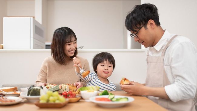 Alasan Mengapa Balita Lebih Tertarik Makanan di Piring Bunda