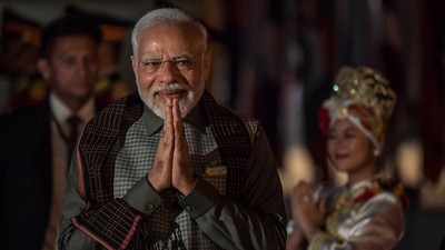Arrival of the Prime Minister of India Narendra Modi The Prime Minister of India Narendra Modi greets the performers when arriving at VVIP Terminal of Soekarno Hatta Airport, Banten, Thursday (7/9/2023). Media Center of The ASEAN Summit 2023/Raisan Al Farisi/aww/Intan.
*** Local Caption *** Perdana Menteri India Narendra Modi menyapa penari saat tiba di Terminal VVIP Bandara Soekarno Hatta, Banten, Kamis (7/9/2023). Media Center KTT ASEAN 2023/Raisan Al Farisi/aww.