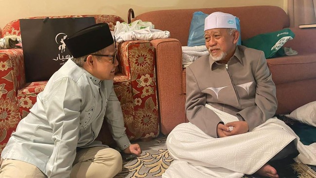 Anies Baswedan dan Cak Imin mengungkap momen dipersatukan oleh ulama kharismatik KH Muhammad Thoifur Mawardi untuk Pilpres 2024.