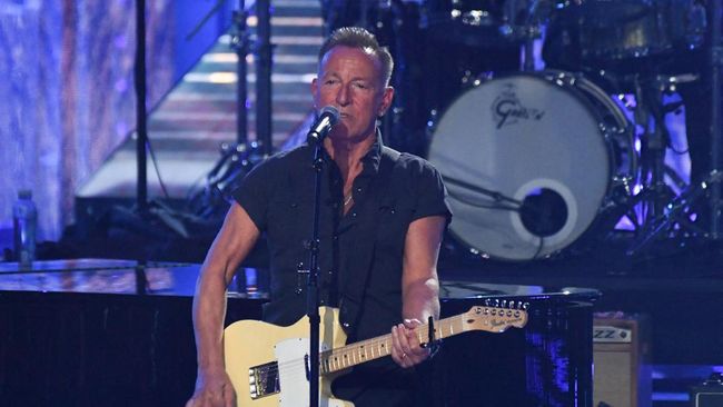Bruce Springsteen menunda jadwal tur selama beberapa bulan mendatang imbas alami peptic ulcer alias tukak lambung.