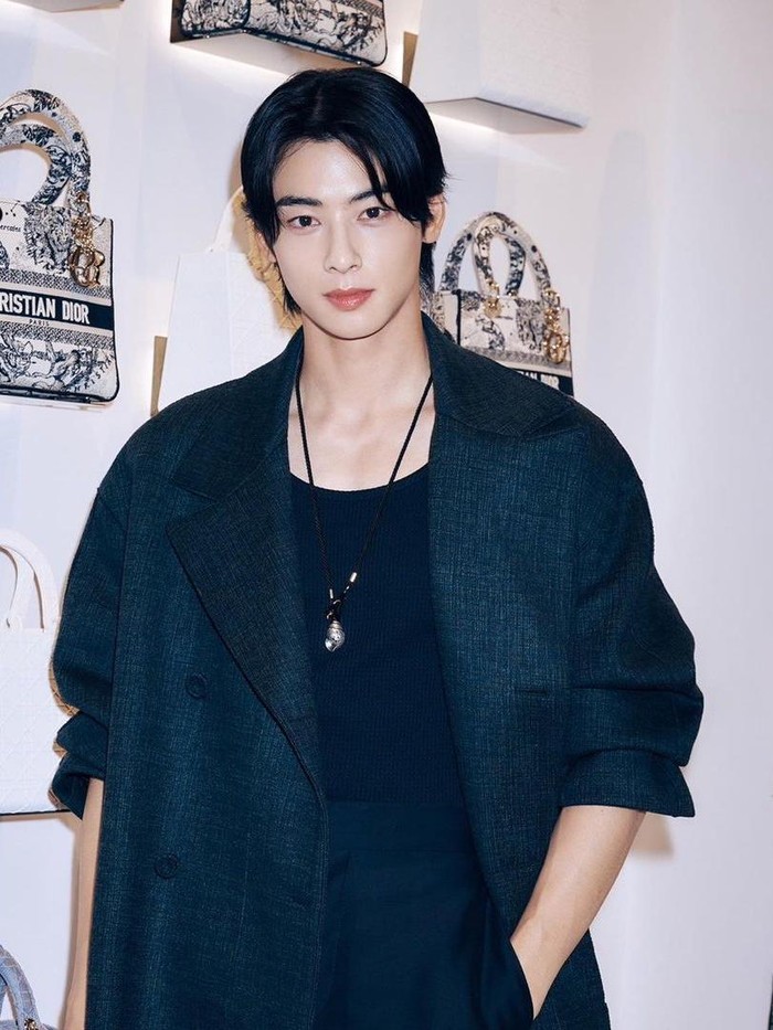 The idol-actor looks stunning in a style dominated by black and gray./ Photo: instagram.com/eunwo.o_c