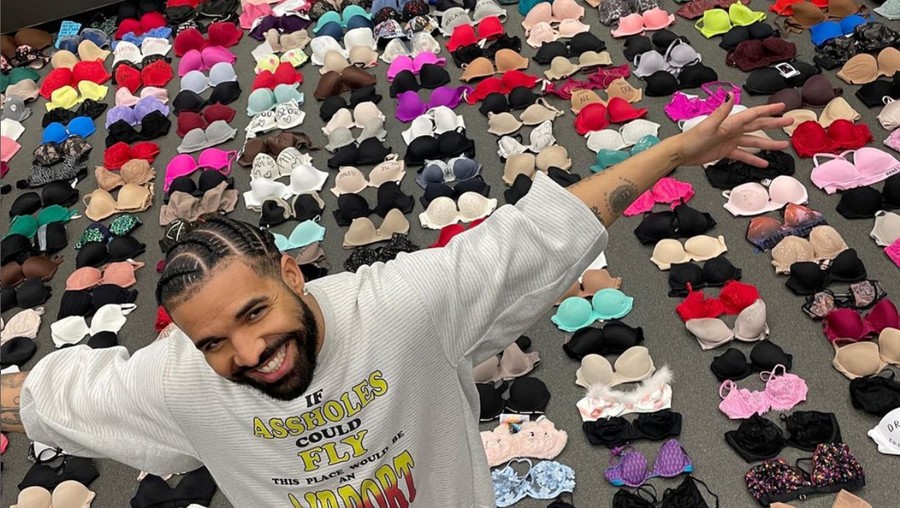 Drake Drake dan koleksi bra dari fans.