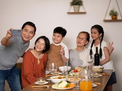 Mengenal Generasi Sandwich, Kaum dengan Tanggungan Dua Generasi