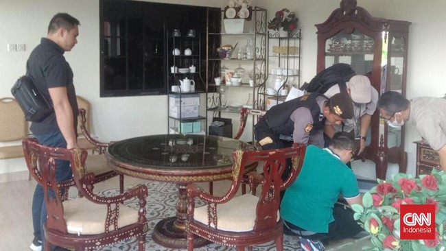 Petugas KPK menyita bukti sebuah kuitansi dari rumah Reyna Usman di Bali saat penyidik di Jakarta memeriksa Cak Imin sebagai saksi kasus di Kemnaker.